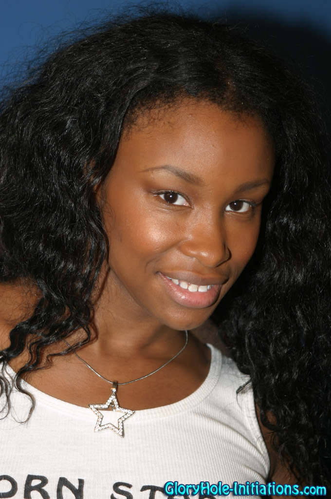 Ebony Kianna Jayde Spuckt Sperma Nach Gloryhole-Sex Mit Weißem Schwanz