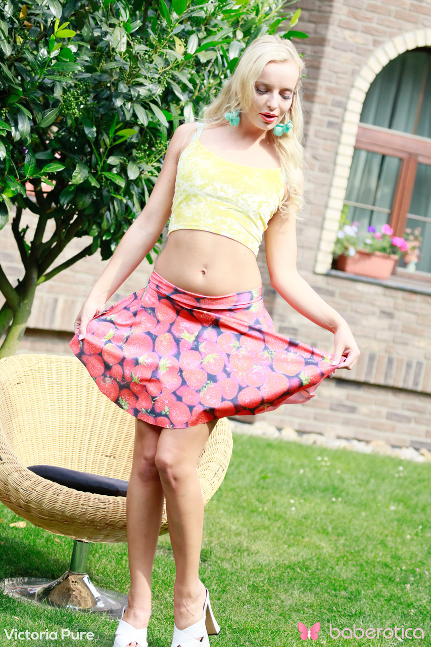 Маленькая Блондинка Виктория Раздевается На Улице И Играет С Голодающей Пиздой