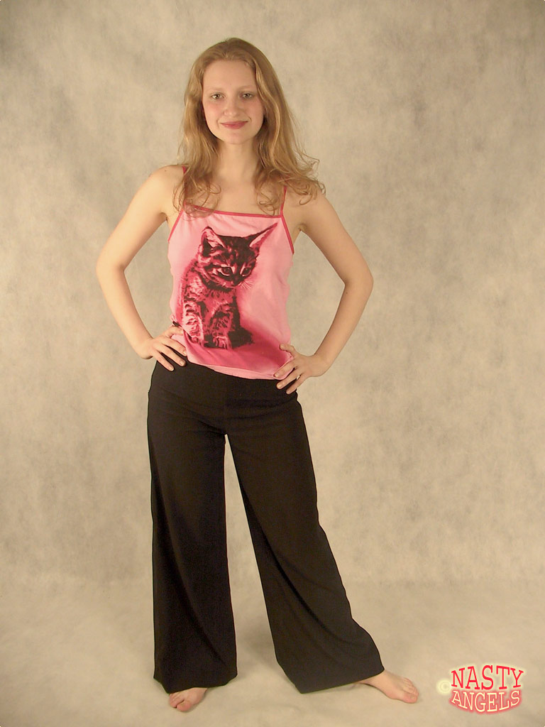 アマチュア美女ルーシャが服を脱いで小さな胸と陰毛を見せる