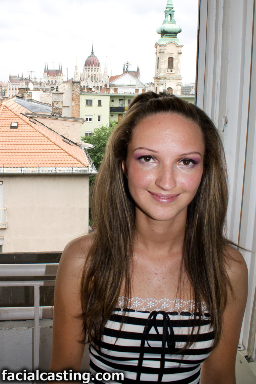 Худая Нимфоманка Показывает Маленькие Сиськи И Выбритую Киску Перед Фейшлом