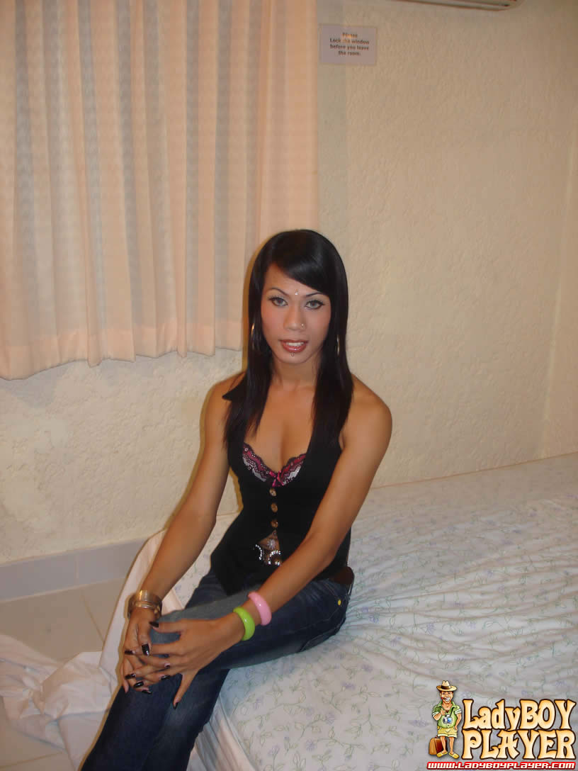 थाई ट्रांसजेंडर एमी तौलिये में पोज देती है टैटू दिखाती है गर्म ब्लोजॉब देती है