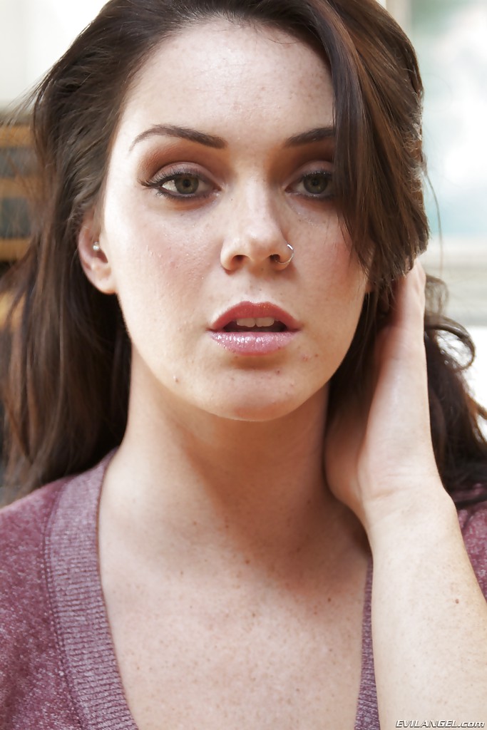 丰满宝贝艾莉森·泰勒脱衣并露出甜美小穴