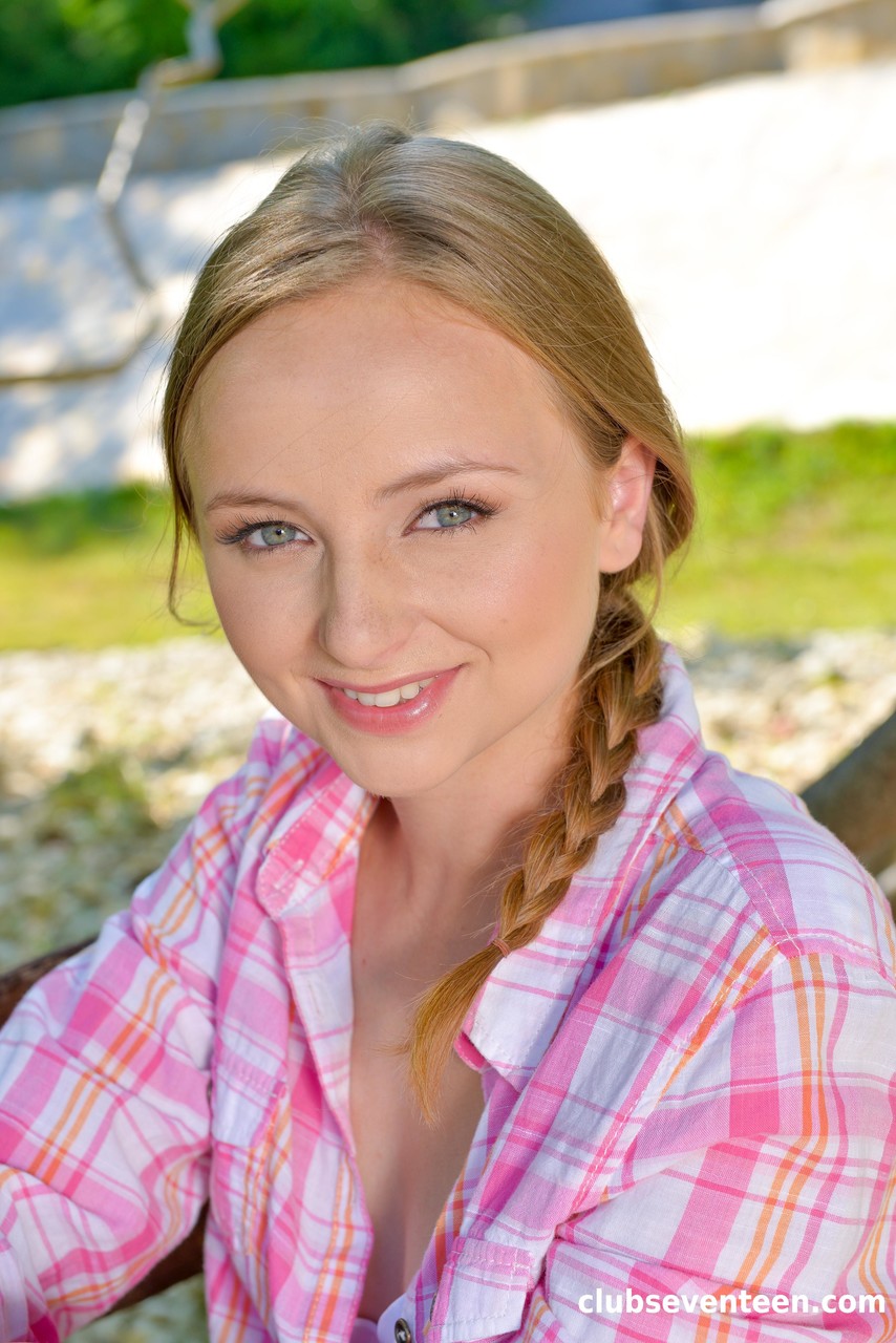 セクシーなティーン Lady Bug が服を脱ぎ、紫のおもちゃで膣を刺激する