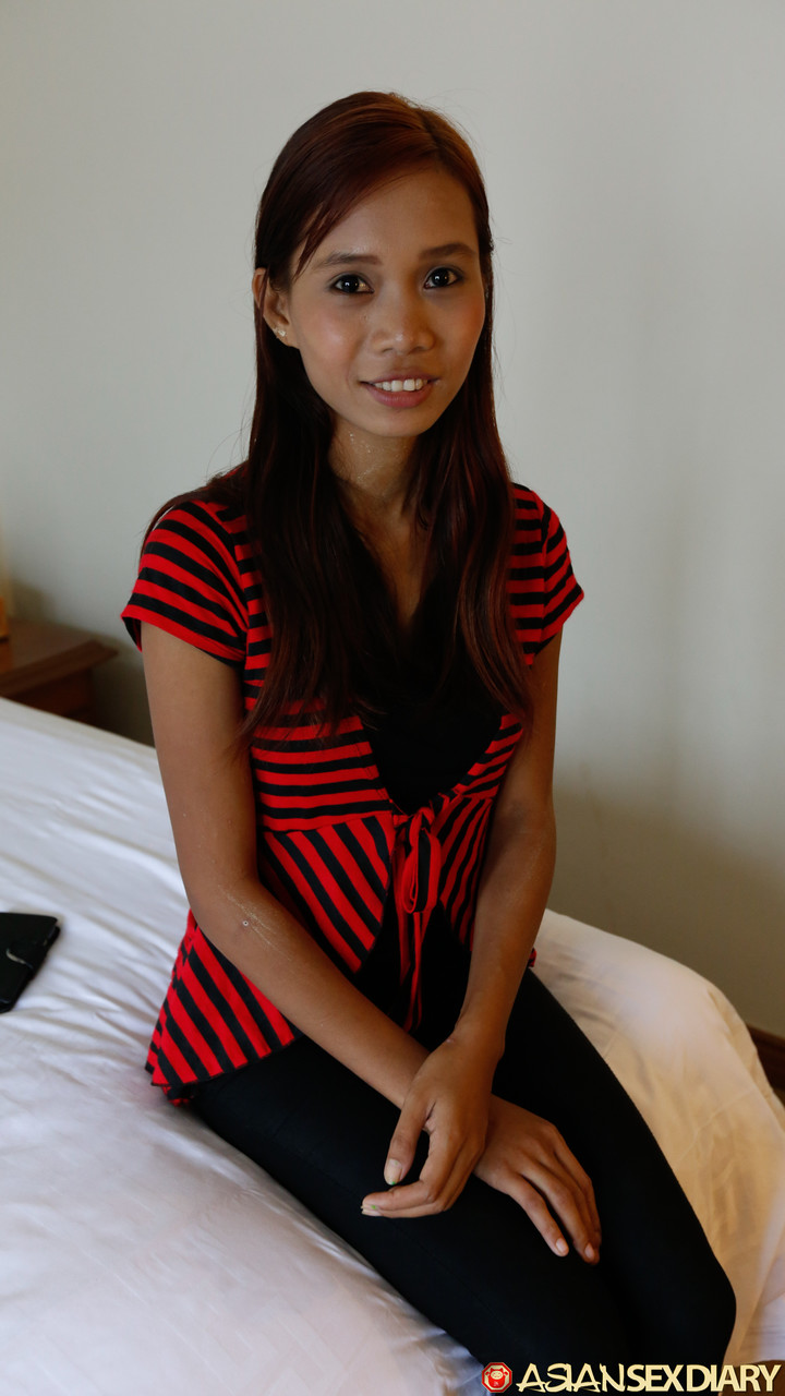 الآسيوية النحيفة ميمي بي تكشف عن جسدها قبل النيك بالكاميرا