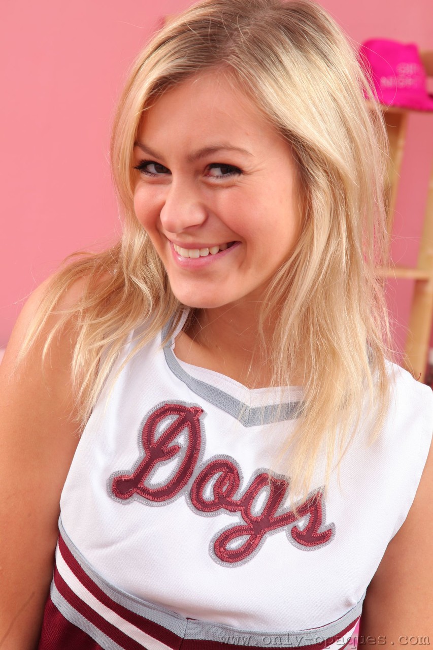 チアリーダーのサマーがベッドでタイツを着てポーズを取りながら素晴らしい胸を露出