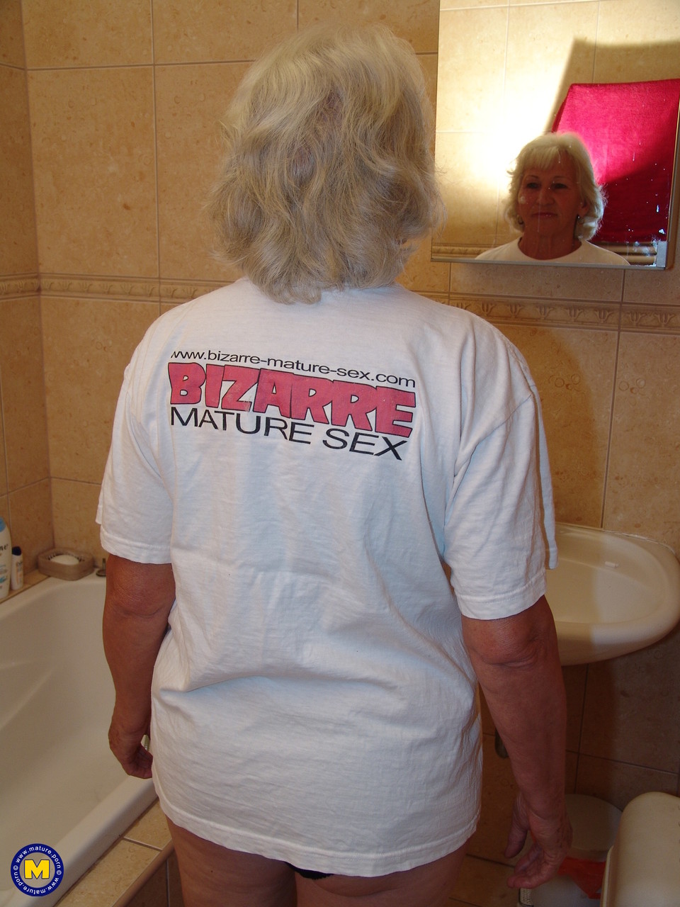 おばあちゃんマリアはバケットに小便をするそれから彼女のあたたかいマンコと遊ぶ