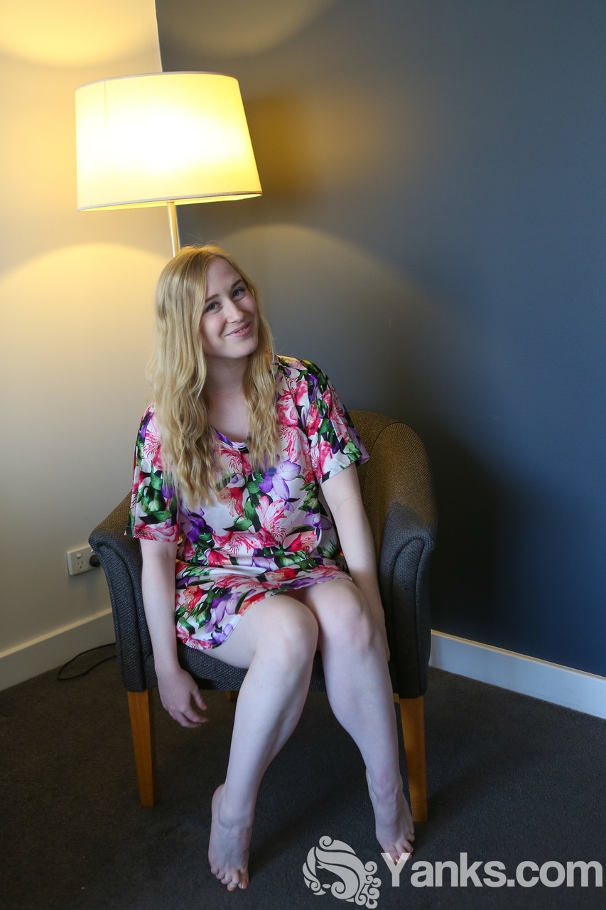 Блондинка Красотка Сатин Спарк Показывает Натуральные Сиськи И Трет Волосатую Киску