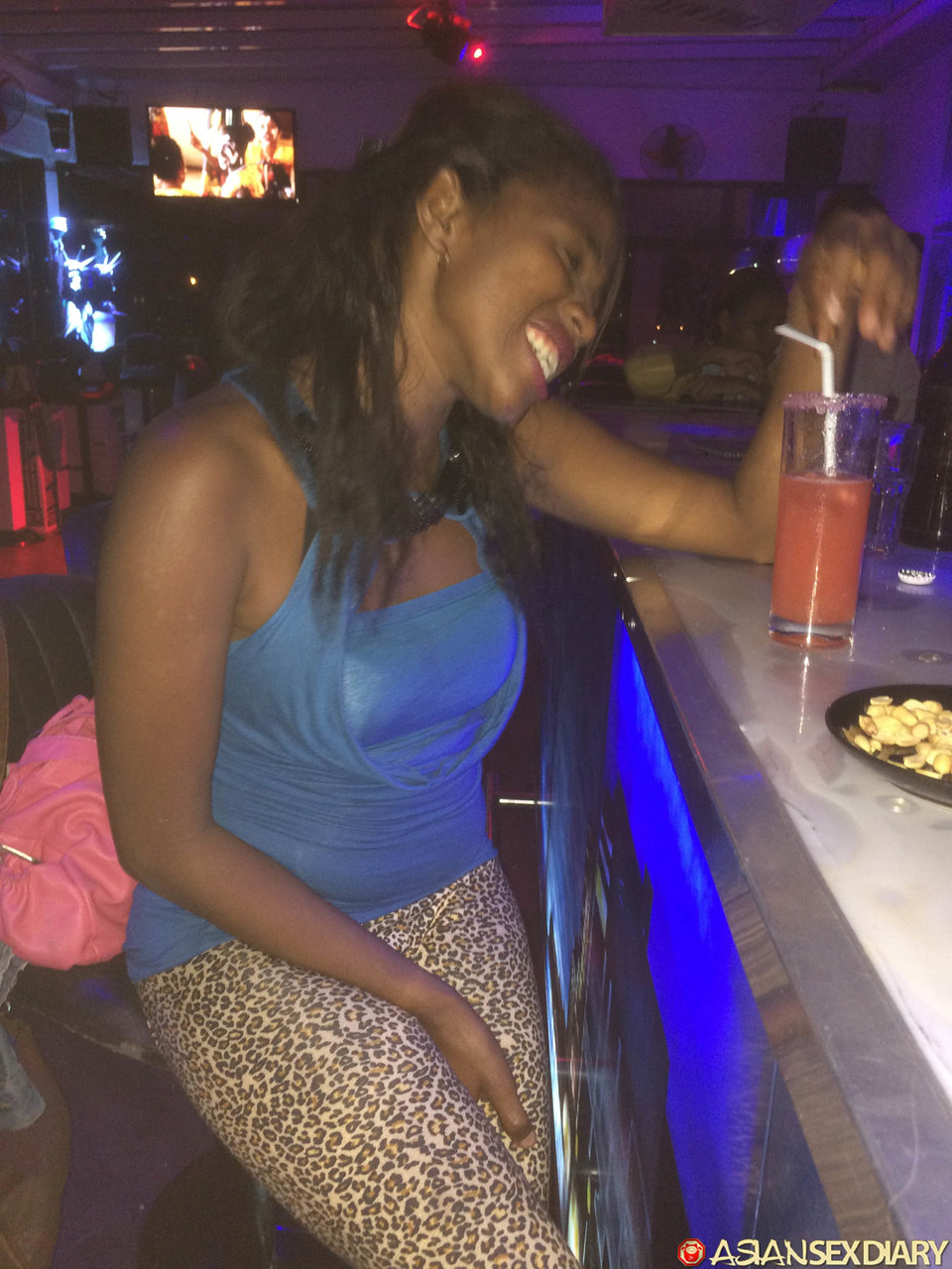 Vanessa C 穿豹纹裙骑乘白人肉棒 POV