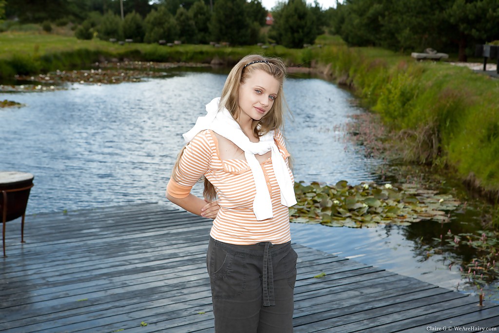 Claire G 愛らしいベイブ 巨乳 指入れ 毛むくじゃらのスリット