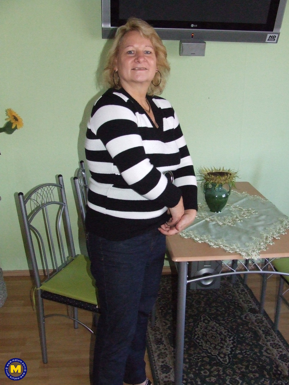 Femme Mûre Ronde Rosi Se Déshabille Et Expose Ses Gros Seins Et Gros Fessier En Solo