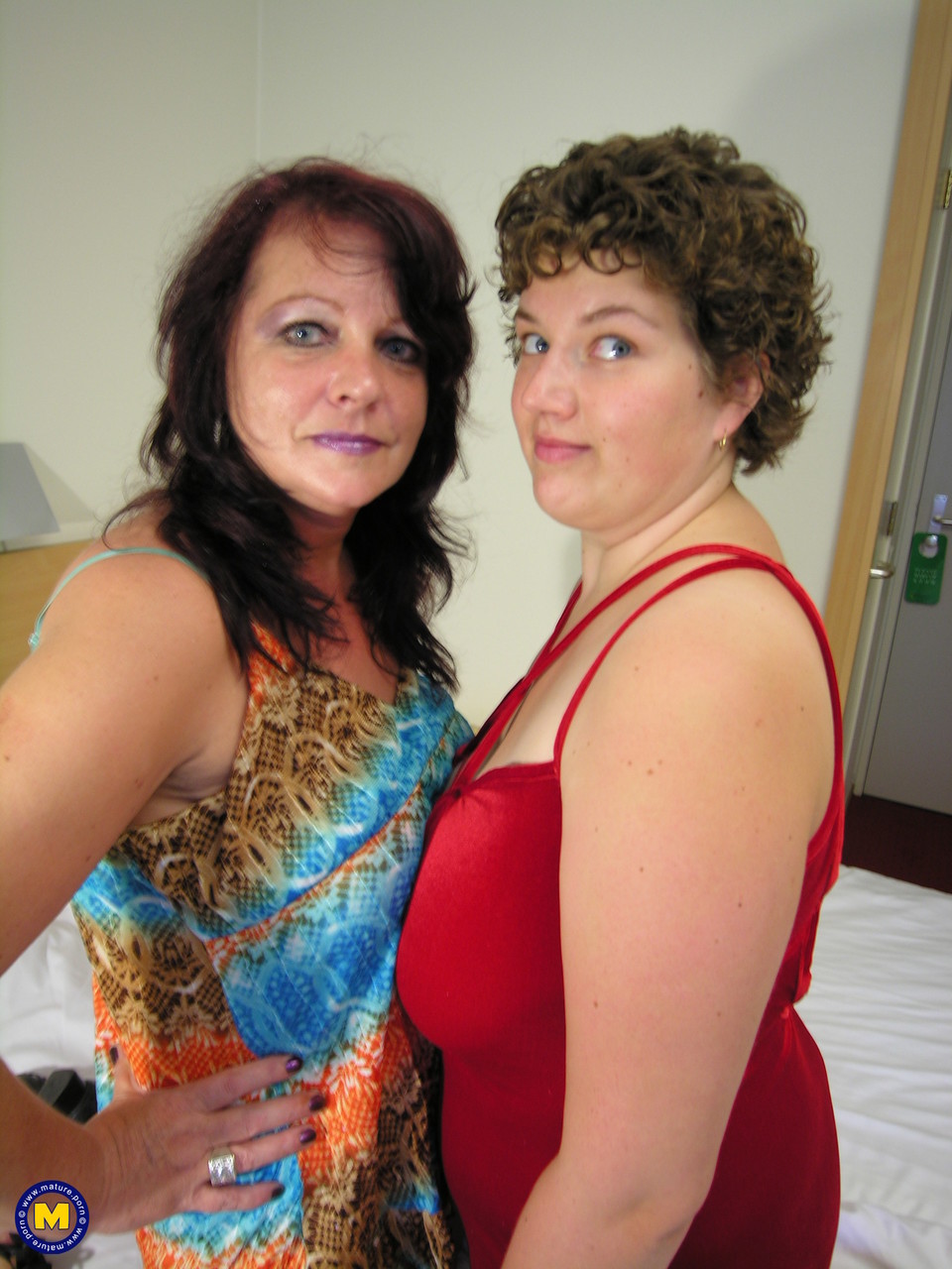 肥胖丰满的成熟女同性恋者Elleke和Hetty互相玩弄