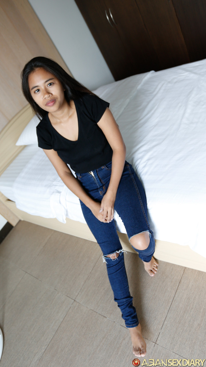 愛らしいアジア美女HtetがPOVセックスのためにストリップしながら巨乳を披露