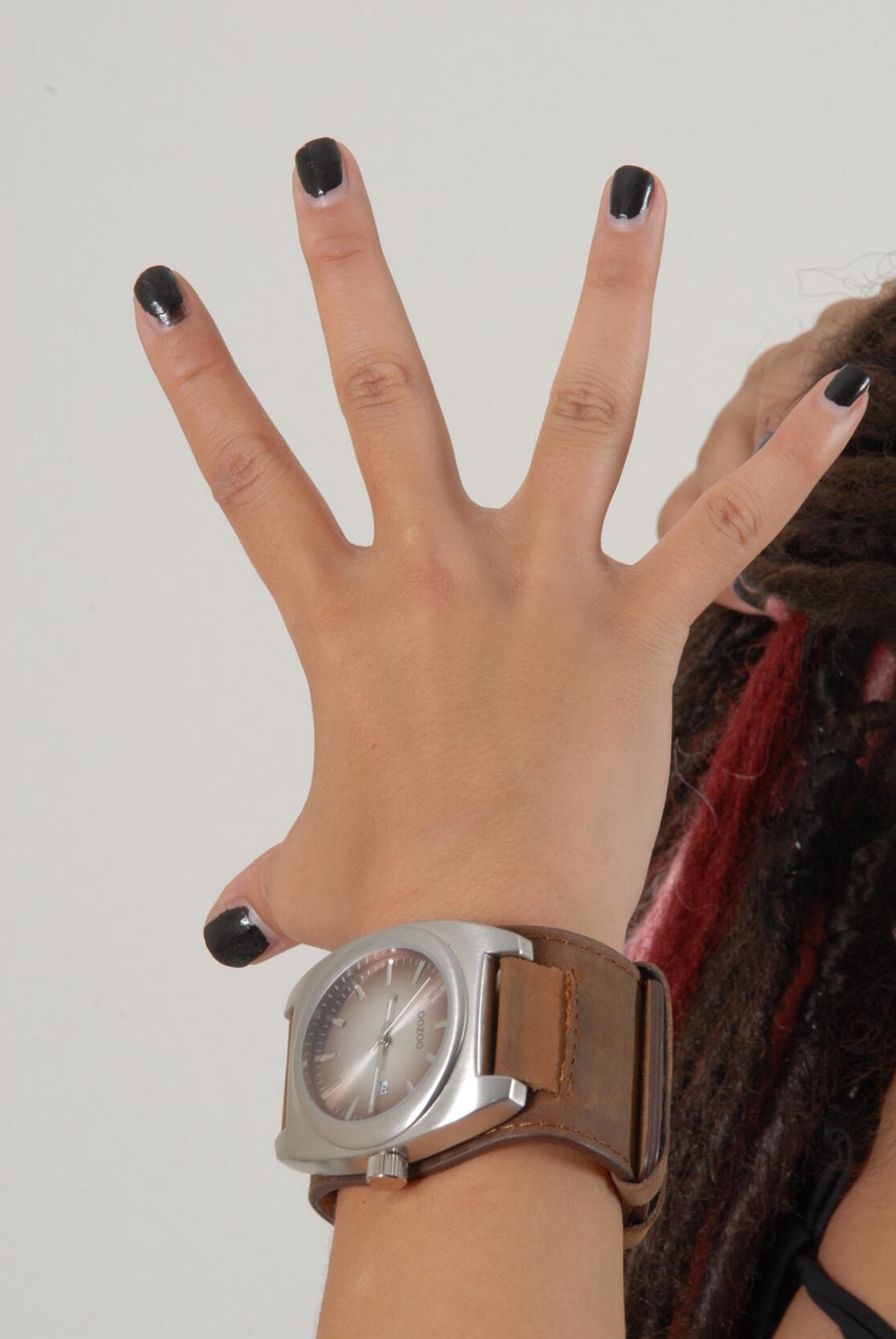 Любительская Модель Тереза Демонстрирует Часы OOZOO В Бикини Топе И Джинсах