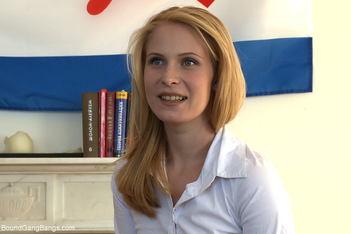 ثديات صغيرة مراهقة دايكيري تحصل على ثقوبها الممتلئة بعنف