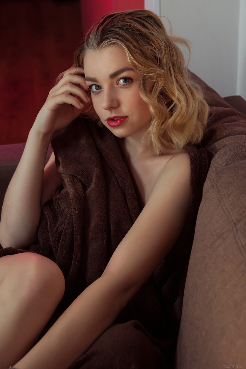 المراهقة الجميلة دانيال سيا تكشف عن ثدييها الكبيرين الساحرين وتداعب نفسها