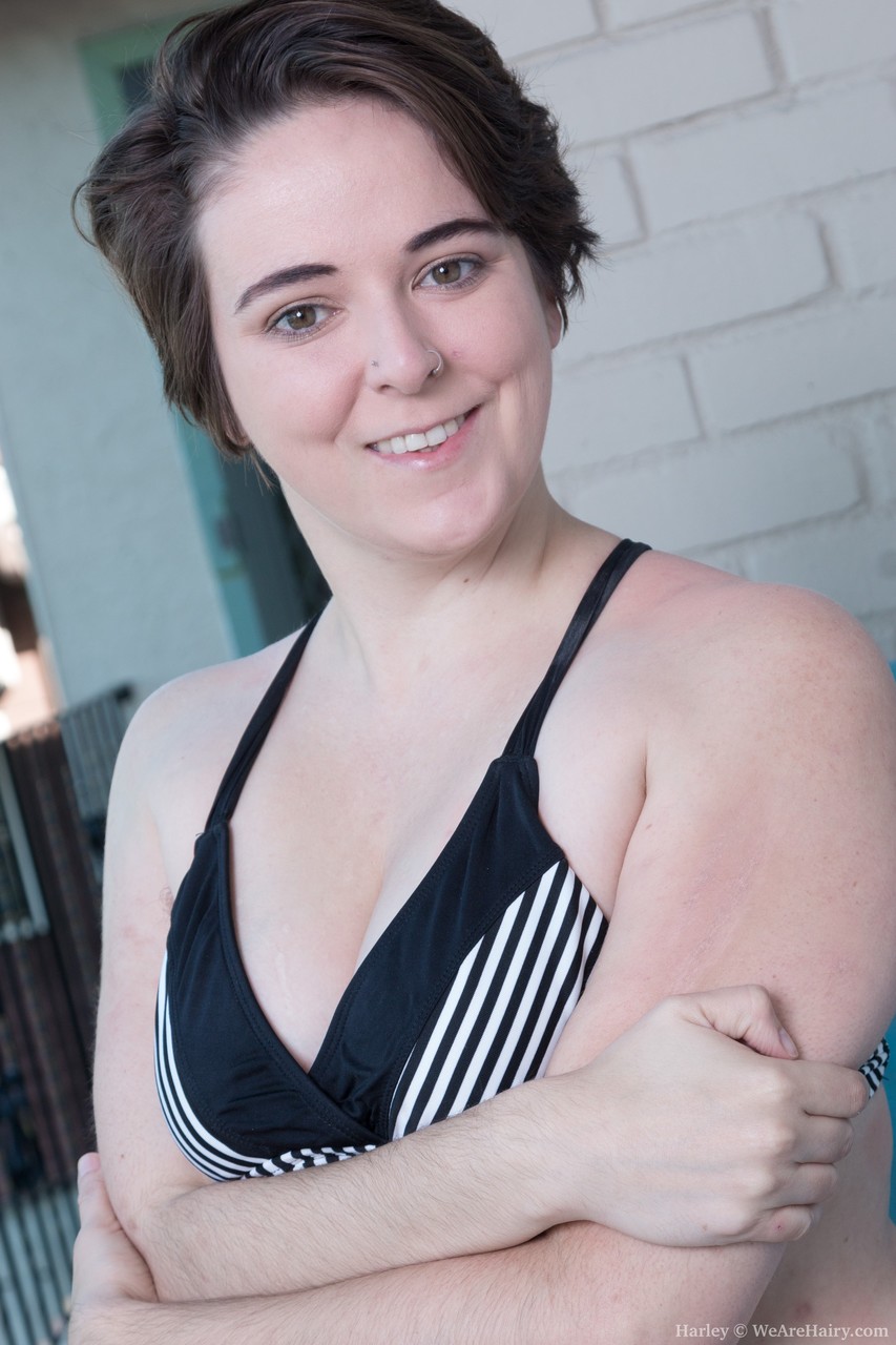 ぽっちゃりハーレイがオナニーして毛深いマンコを指で弄ぶ