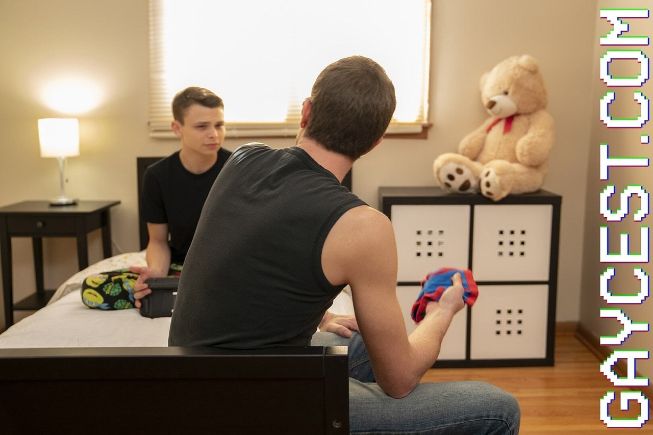 السيد نيردي أرمسترونغ يُعرّي أوستن الشاب ويغمر شرجه الضيق