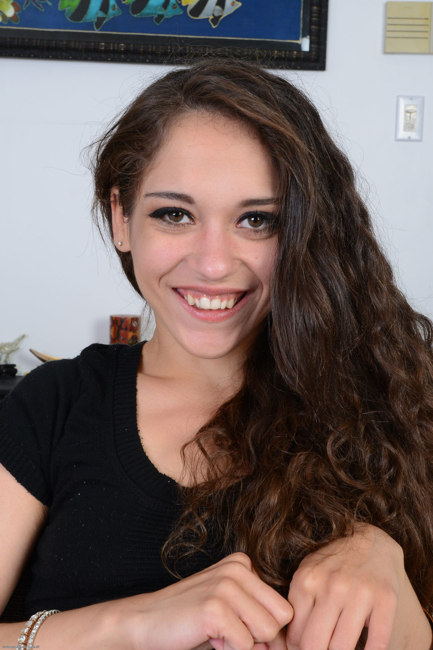 कर्व्ड ब्रूनेट जिगी स्टार स्वादिष्ट योनि फैलाते हुए बड़ा कूल्हा दिखाती है