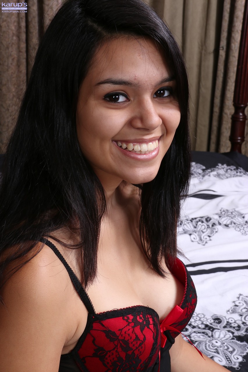 المرأة الجنسية سيلينا غارسيا تتجرد و تلعب بفرجها المنحوت مع زب الطرف الخارجي