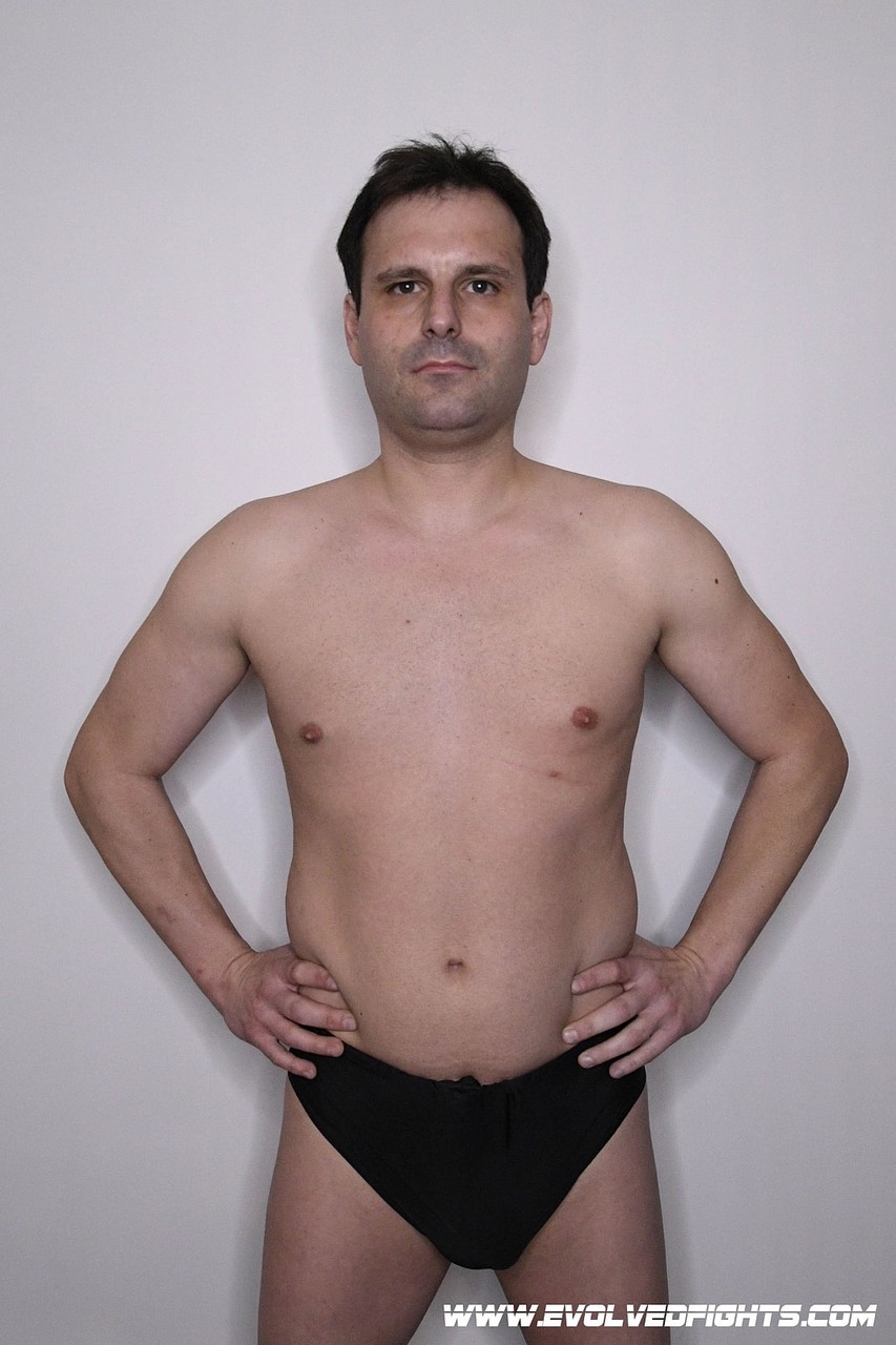 巨乳の肉感的なアジア人美熟女ミア・リトルが男と戦ってからチンポに跨る