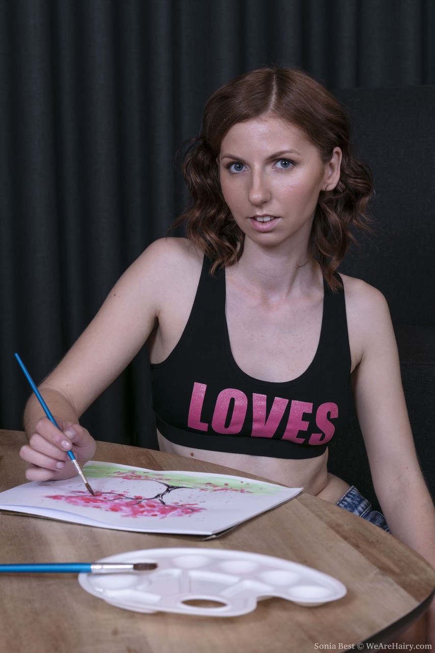 业余艺术家索尼亚最佳裸体并与她的毛茸茸的阴道玩耍