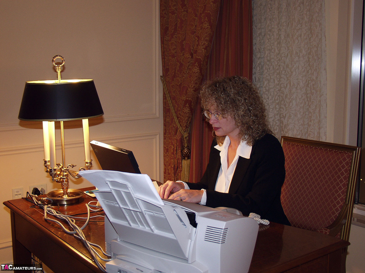 घुंघराले बालों वाली सचिव जिंजर क्लिक्सन के लिए अंतरजातीय क्रीमपाई