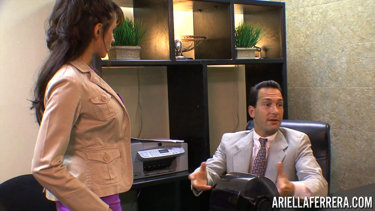 कामुक मिल्फ और गर्म ब्लोंडी लड़की को त्रिगुट में एक साथ चोदा