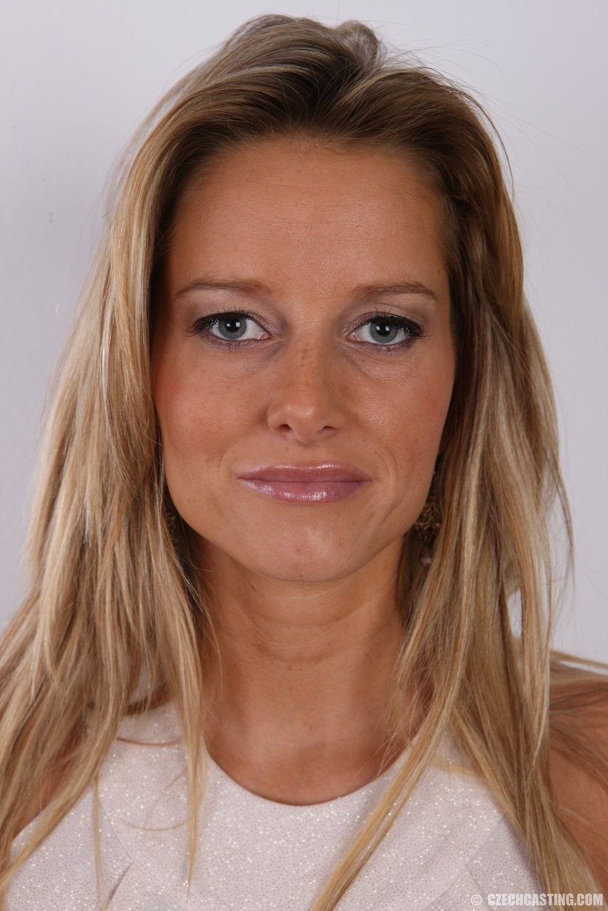 Europeenne Débutante Marketa Se Déshabille Entièrement Après Avoir Enlevé Ses Vêtements Et Ses Bottes