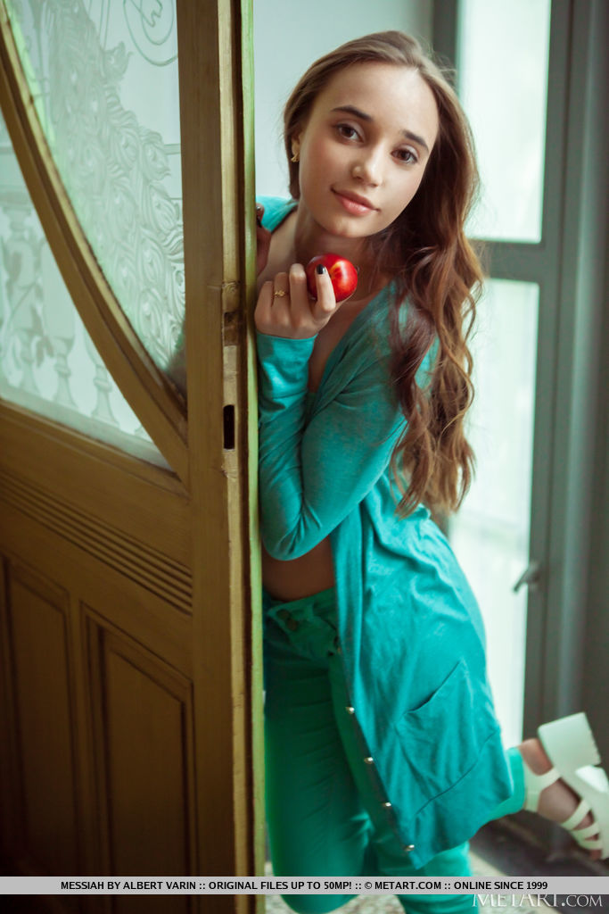 ティーン・メサイヤはコーディネートされた衣装を脱いで裸になる