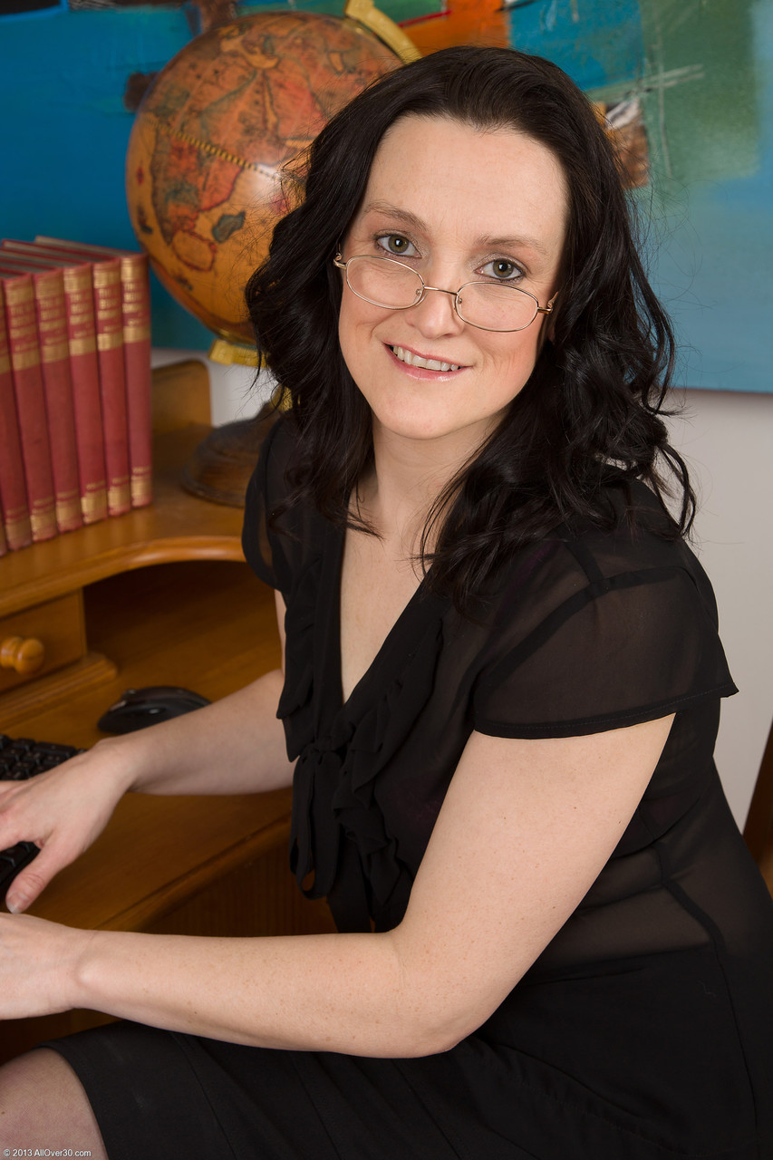 إيمي مارشال، معلمة ناضجة، تنتزع ملابسها وتعرض شفرتها المشعرة في الجوارب