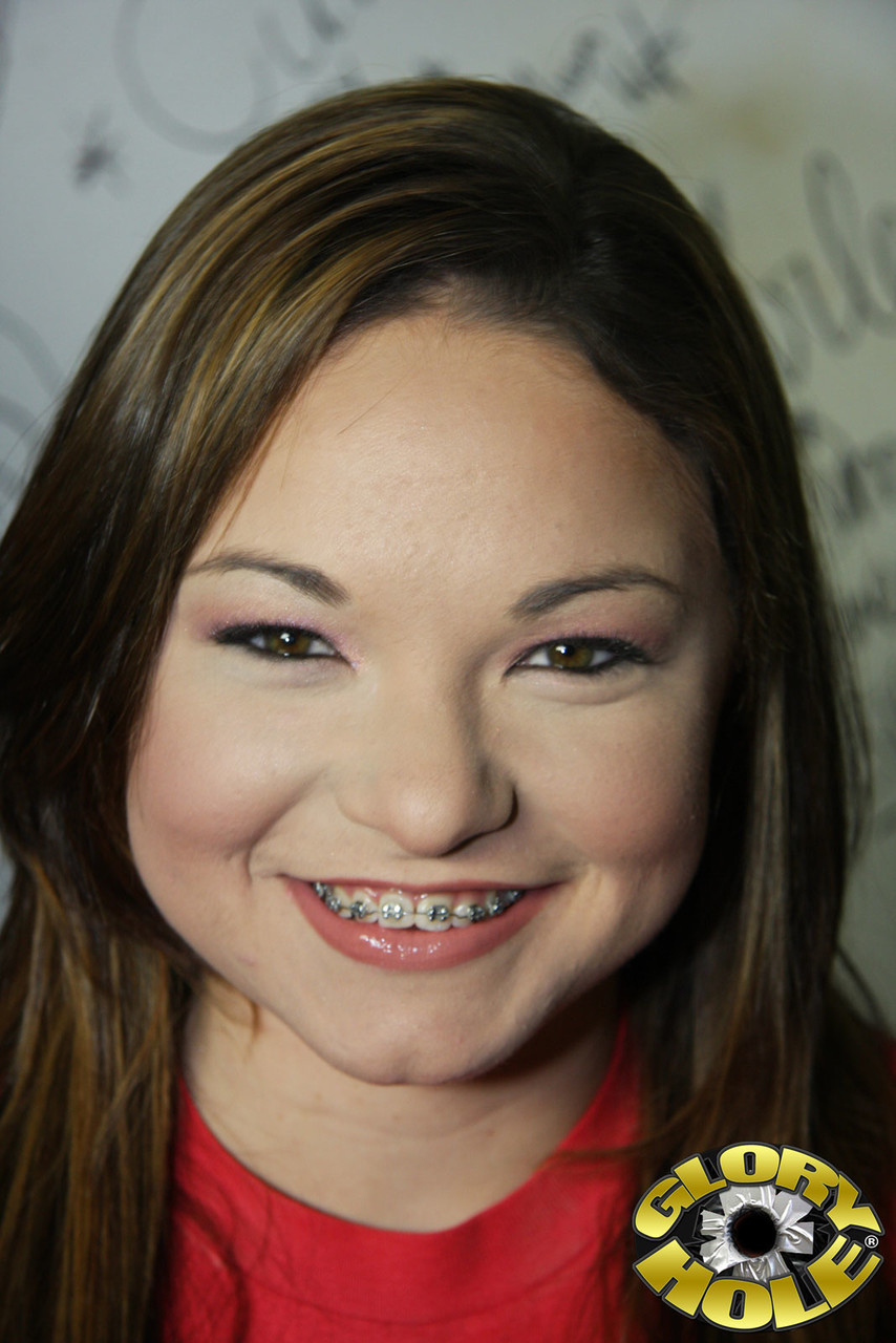 Joven Morena Con Brackets Leenah Rae Disfruta De Sexo Interracial En Gloryhole