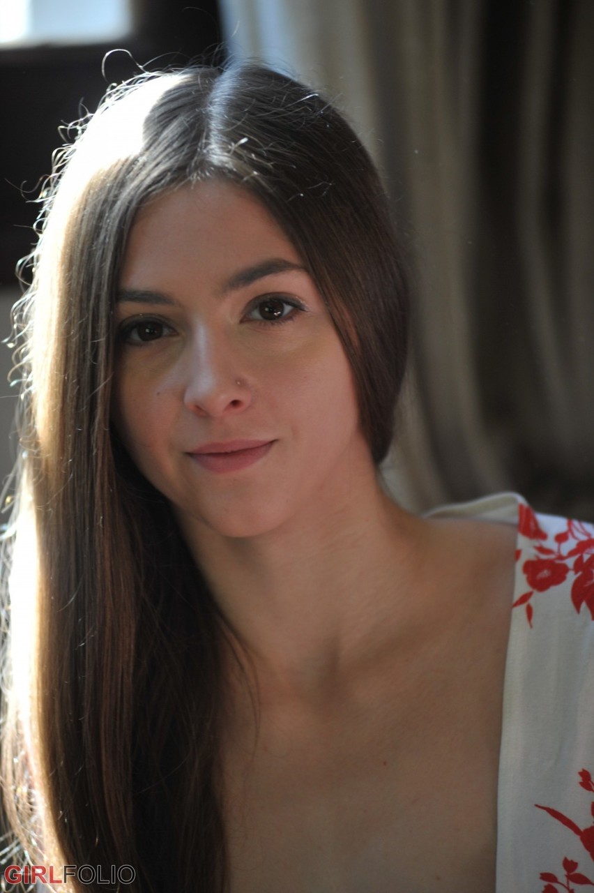 Leyla Morgan Berührt Ihre Muschi In Einem Sexy String