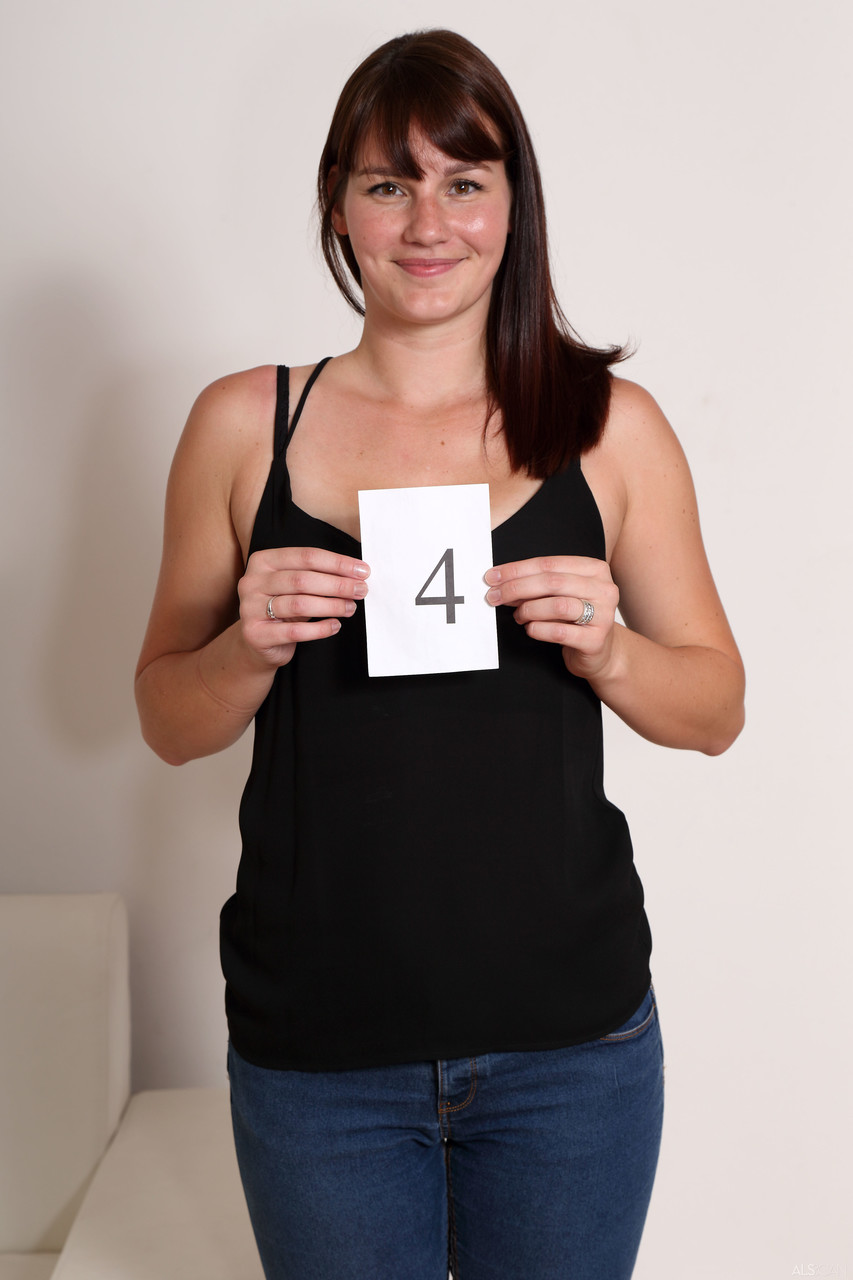 الهاوية البنية إيلينا فيغا تُظهر جسدها الجميل في الكاستينغ