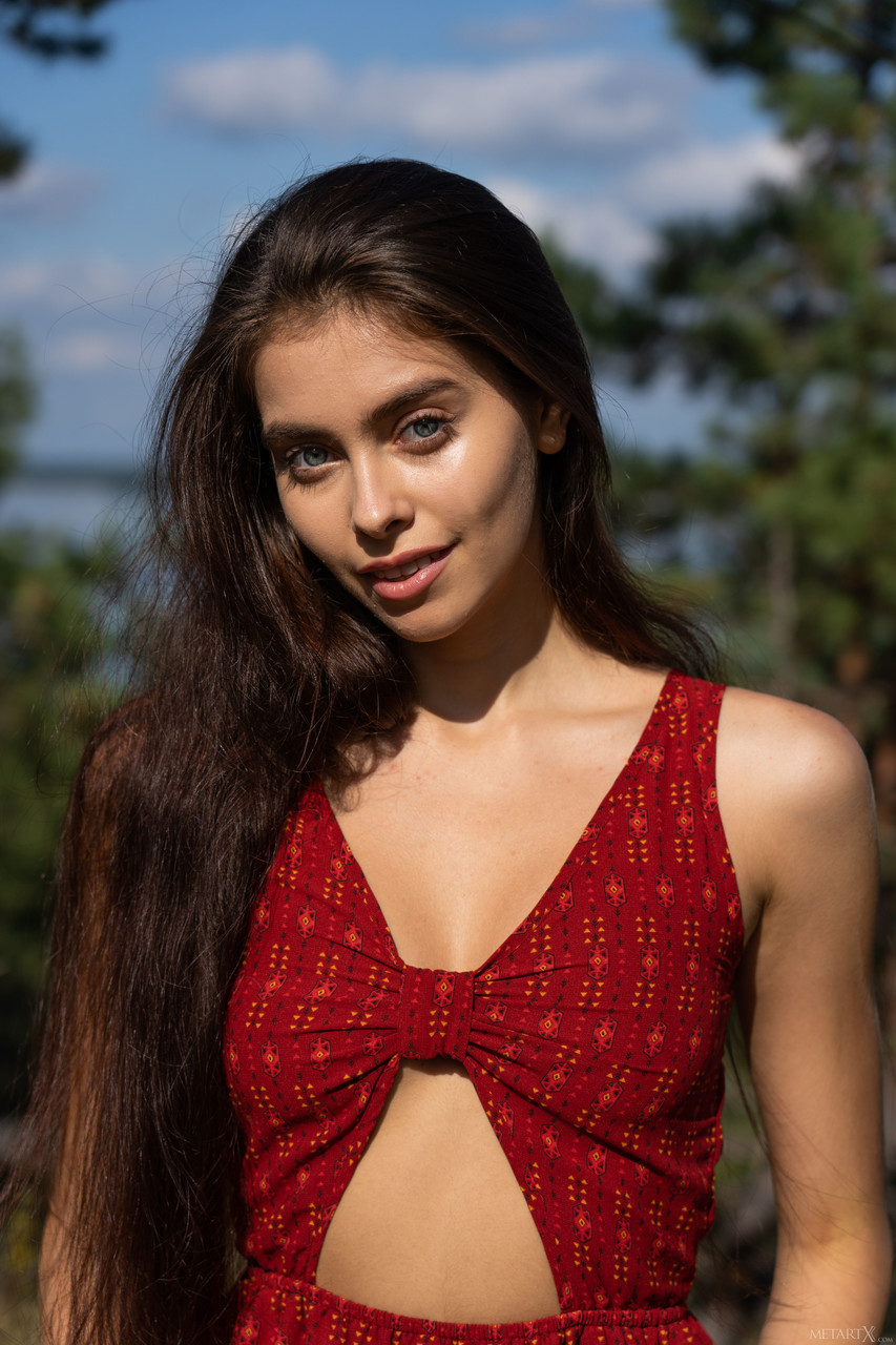 戶外棕發性感阿麗莎露出大奶並自慰