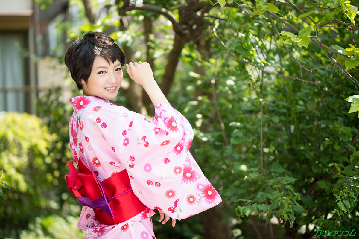 एशियाई पत्नी मारी हानेदा की योनि को दो लिंग और वीर्य से भर दिया जाता है