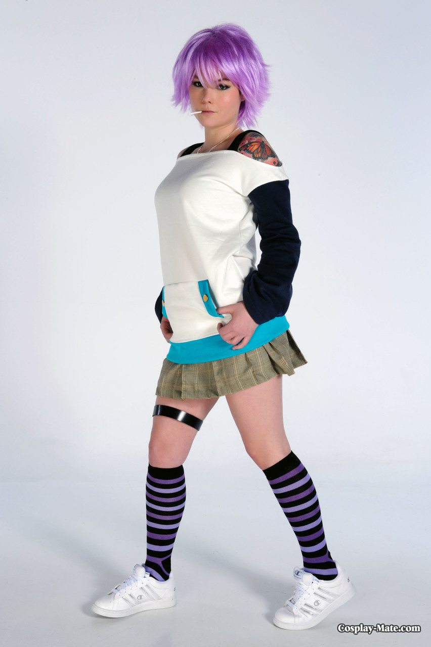 فتاة شعر بنفسجي كيسي اولسن تفتح فرجها بعصا لبان في فمها