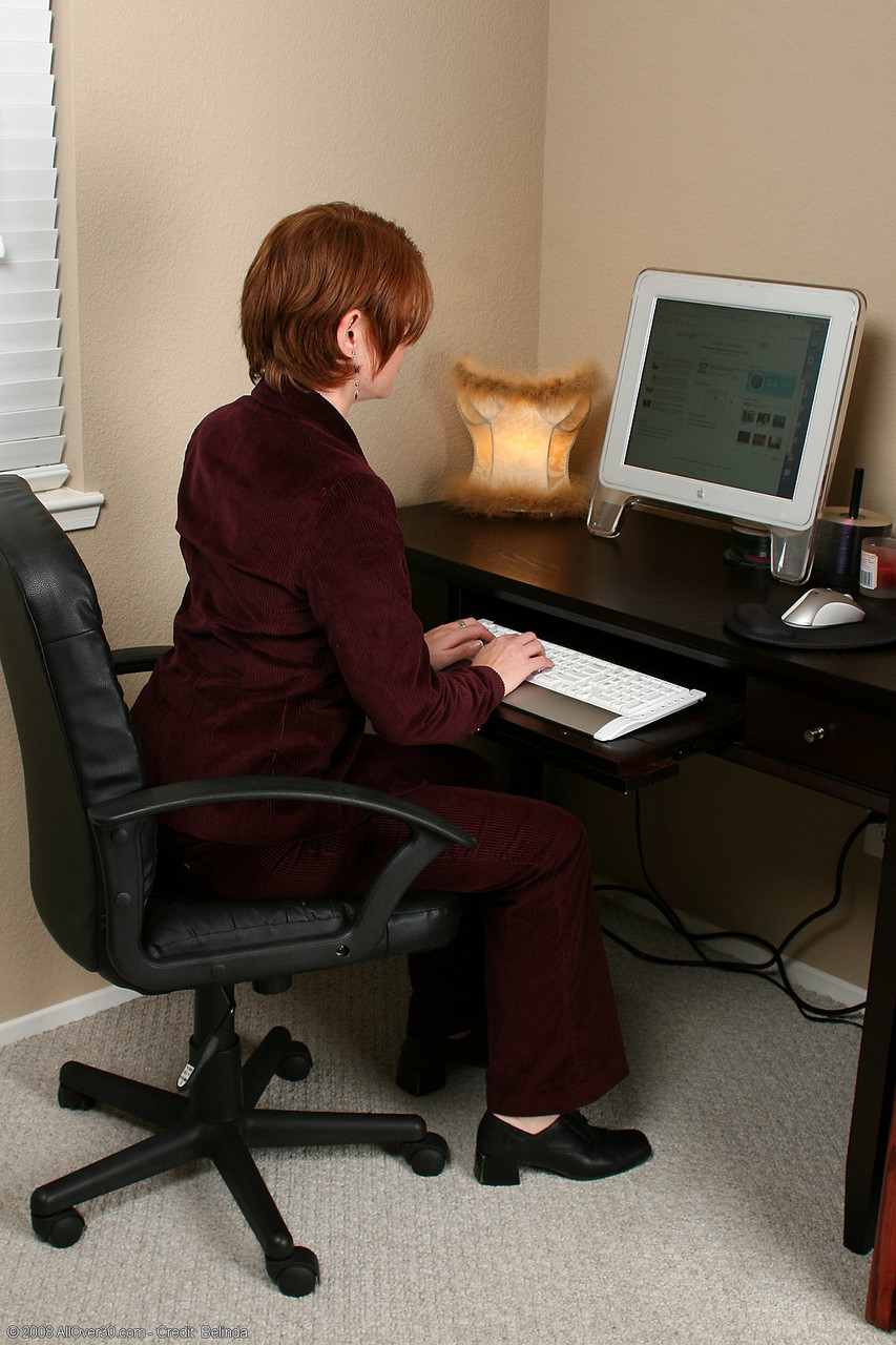 السكرتيرة الناضجة الجذابة جيني تتعري في المكتب وتُظهر كسها المشذب