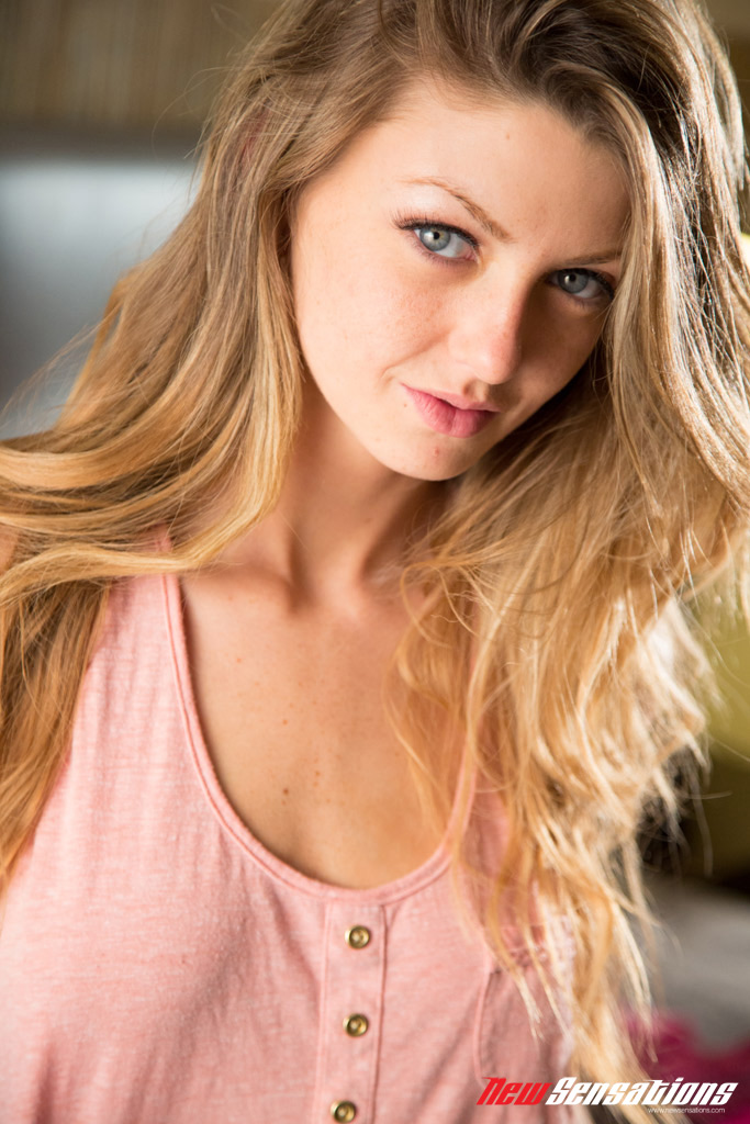 金髪の可愛いステイシー・シルヴァーストーンが綺麗なおっぱいを見せてチンポに乗る