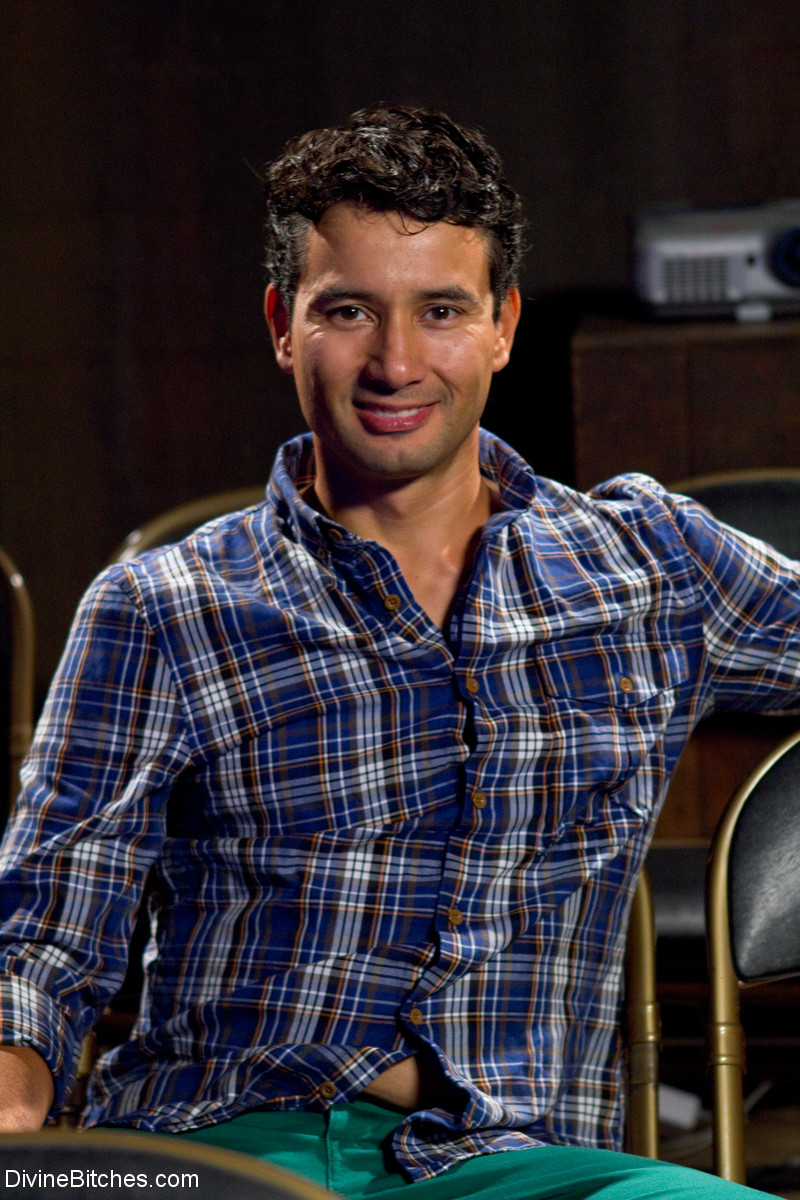 アニー・クルーズが空のポルノ劇場で妄想男を誘拐