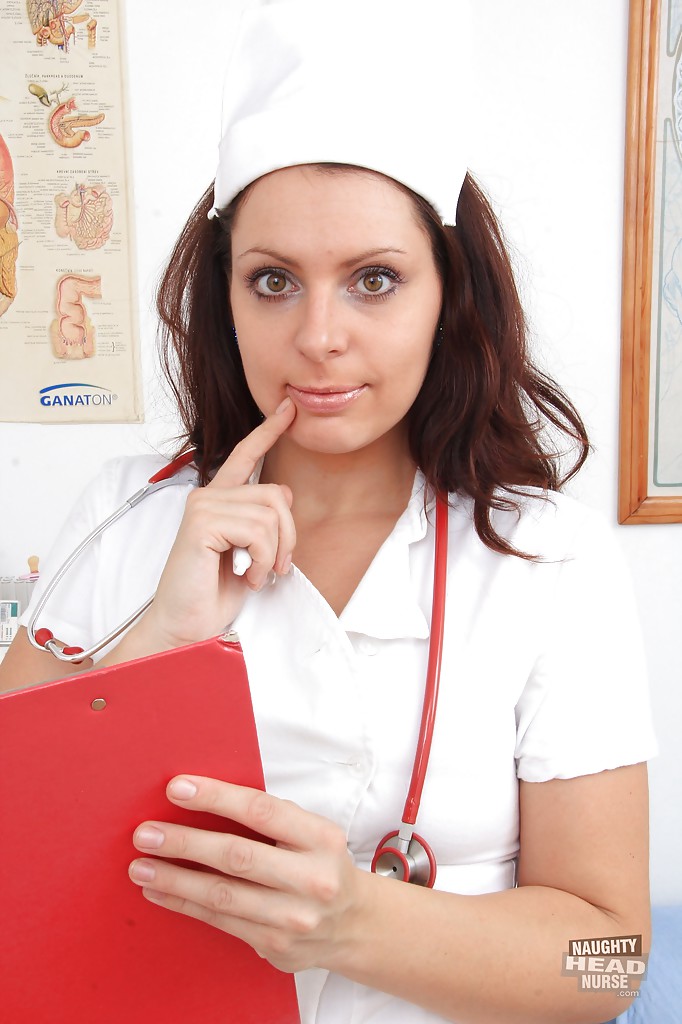 卡蜜莉塔在火辣脱衣场景中脱下制服