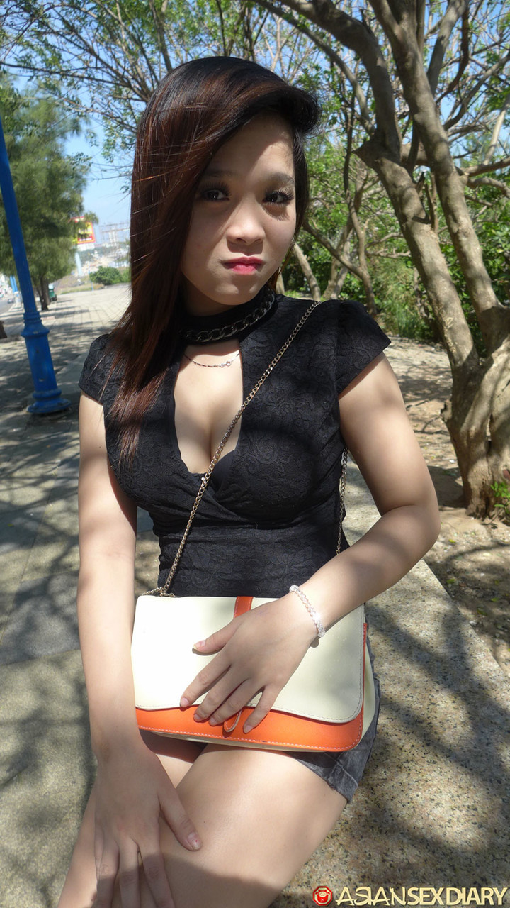 Pequena Asiática Em Cam Se Despe E Faz Com Que A Boceta Peluda Seja Fodida Em POV