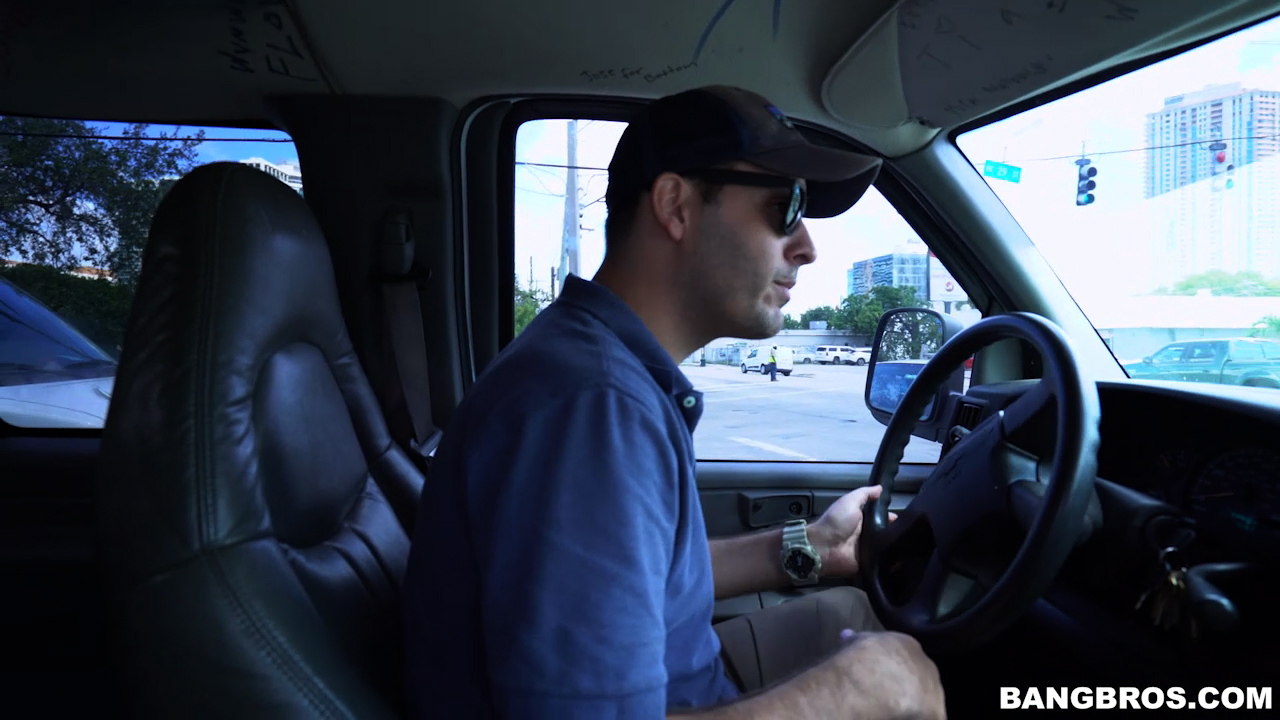 المراهقة اللاتينية جاسمين فيغا تمص وتنام مع قضيب أحد الأقوياء في شاحنة