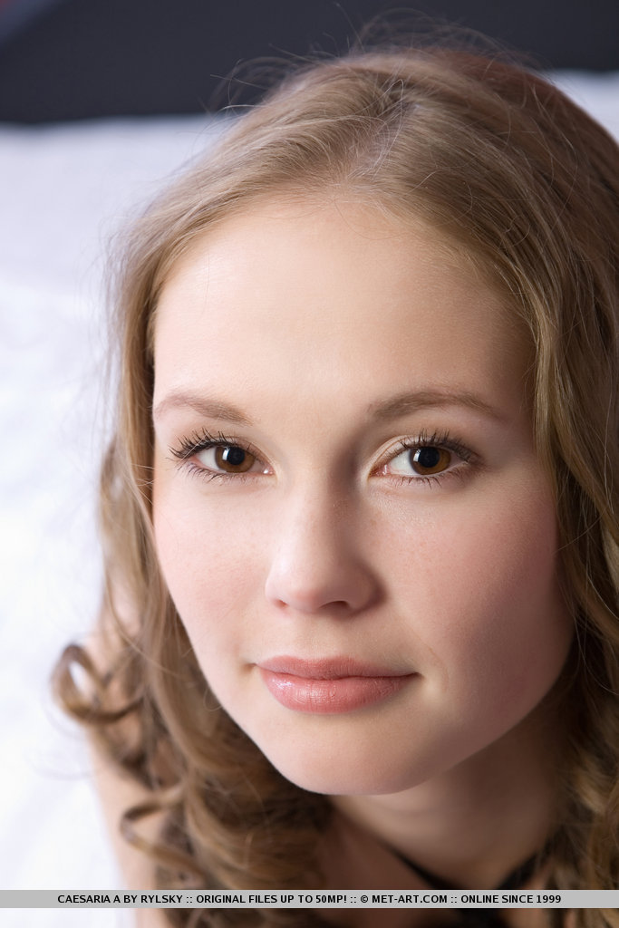 自信的年轻女孩Caesaria A脱下比基尼拍摄裸体姿势