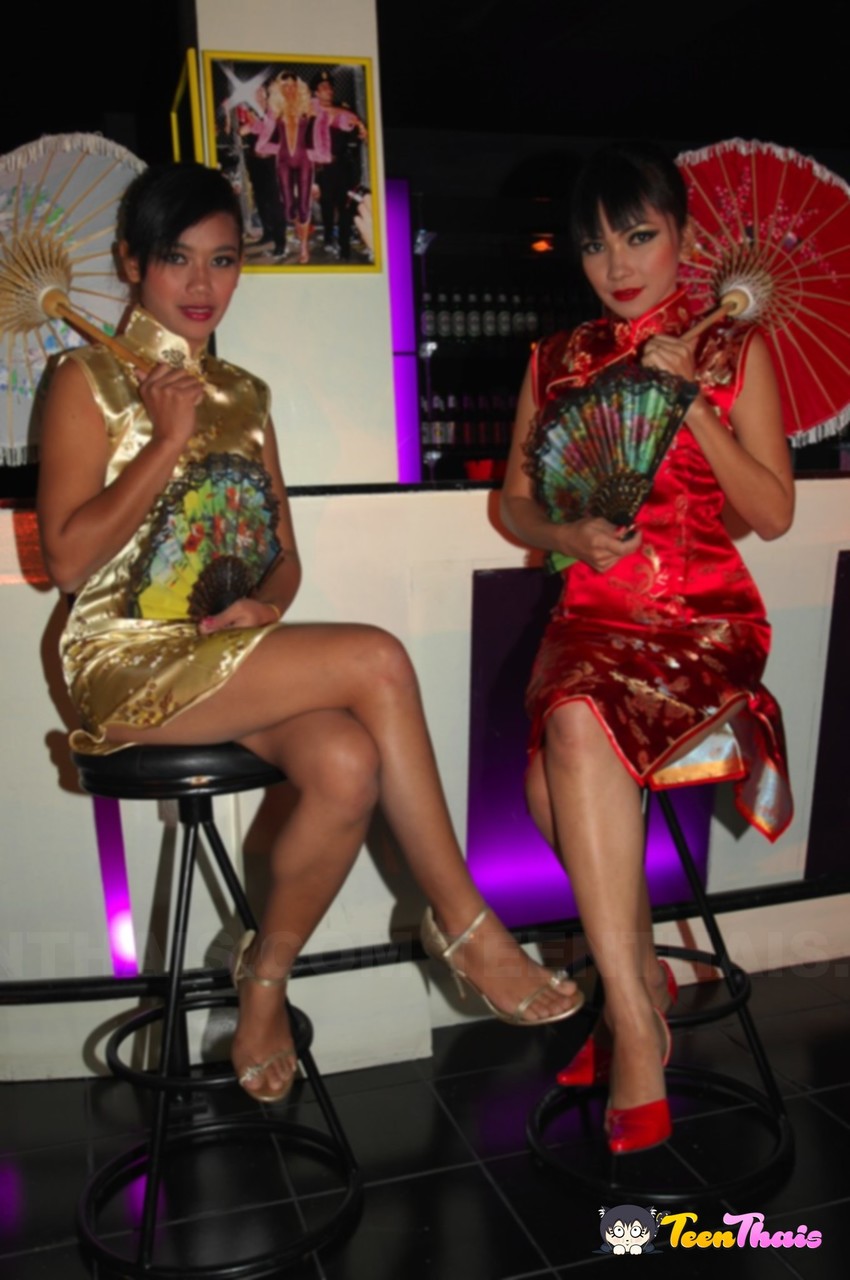 اللتان التايلانديتان مينترا وشيري تخلعان الملابس التقليدية للتصور عاريتين