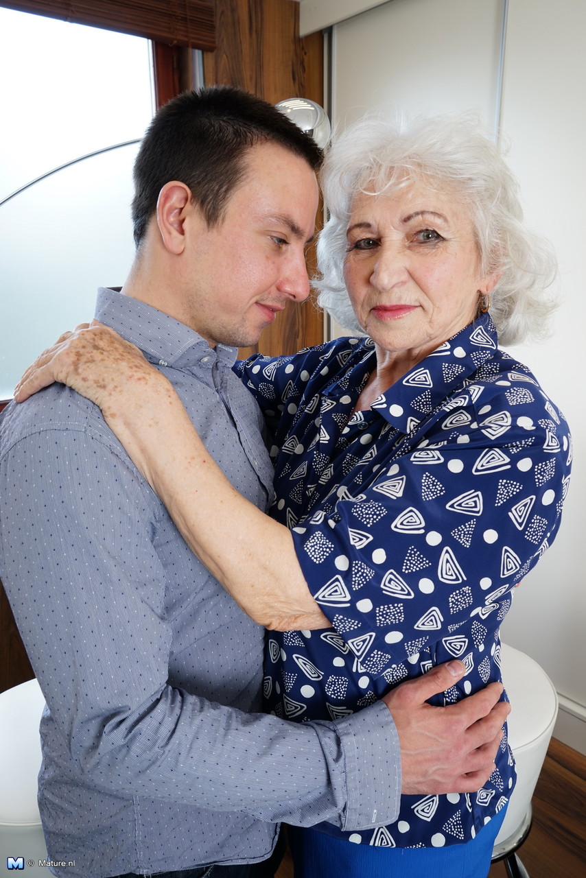 الجدين الشرير تعرت وتم نكاحها من حبيبها الأصغر بكثير