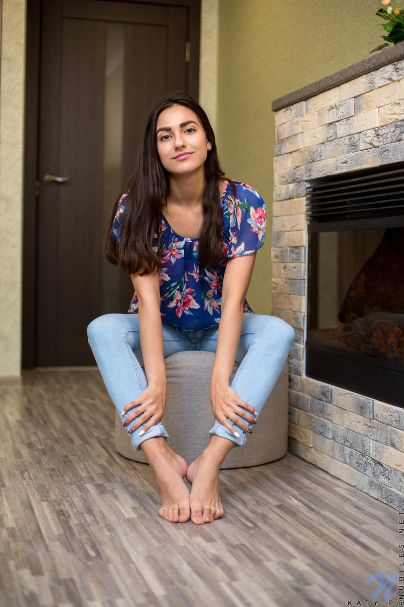 ティーンのKaty P が綿パンツを脱いでジーンズの中で濡れたマンコを指で弄ぶ