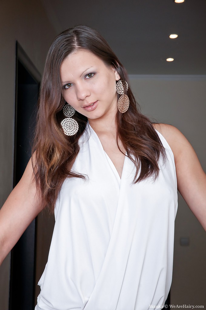 बस्टी बेब बियांका नायलॉन स्टॉकिंग्स में स्ट्रिप और फैलाती है