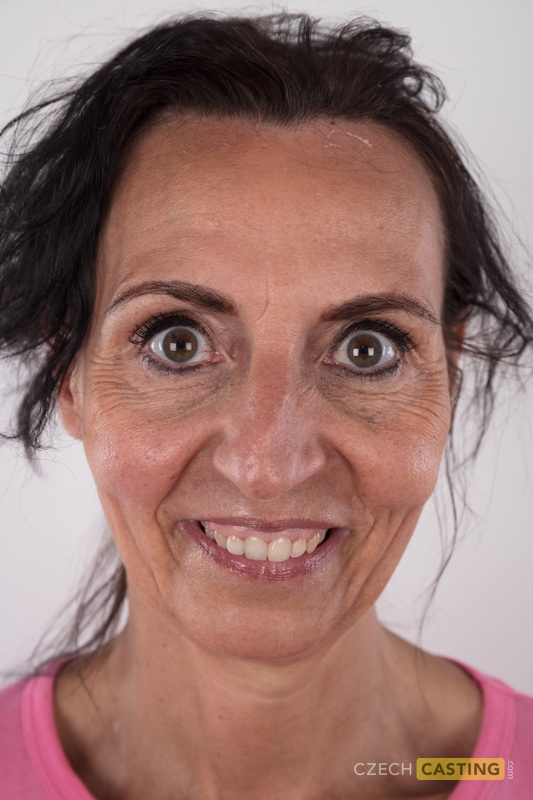 熟女クラウディーがソロで全裸になる