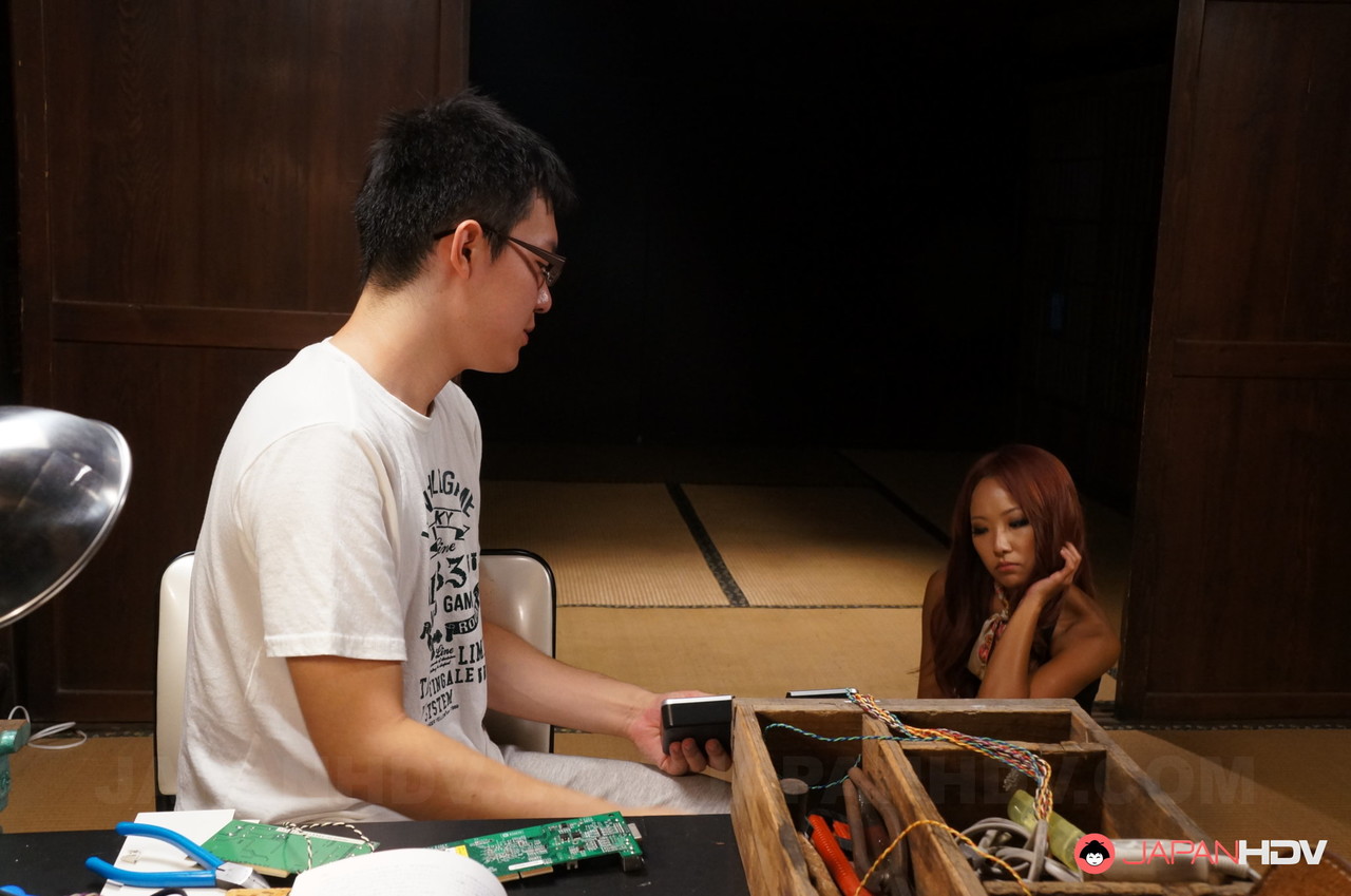 آي ميزوشيما، اليابانية الحمراء الجنسية، تُعري صبيّاً وسيماً وتُمارس معه الجنس