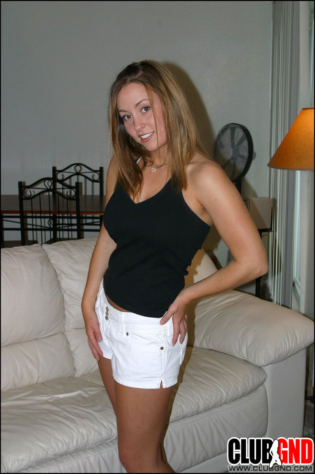 एमेच्यूर मैंडी युवा एकल एक्शन में स्किम्पी बिकिनी मॉडल करती है